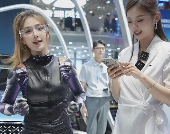 北京车展惊现AI女车模，<em>科技感</em>爆棚！网友惊呼摸了才知道是真的