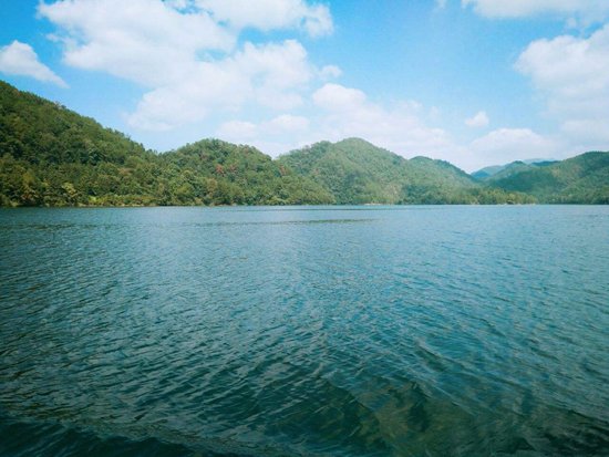 江西有一个湖泊，<em>以枫叶</em>闻名，去过的人都沉醉在那如画般的美景...
