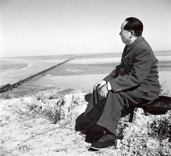 1952年冬，侯波拍了张毛主席睡倒在河滩上的照片，罗瑞卿心疼...