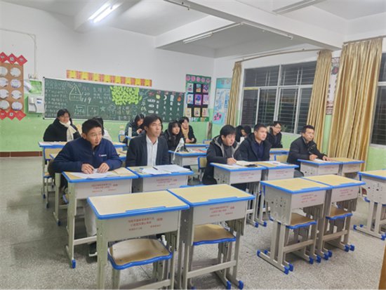 寻乌县岑峰中小学举办“无生课堂”教学比赛