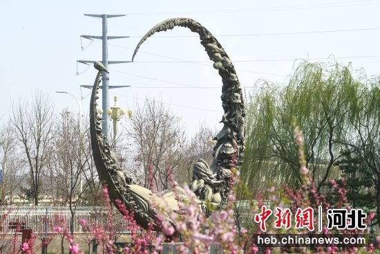 河北<em>饶阳</em>12道工序制作公园雕塑《鲁冰花》