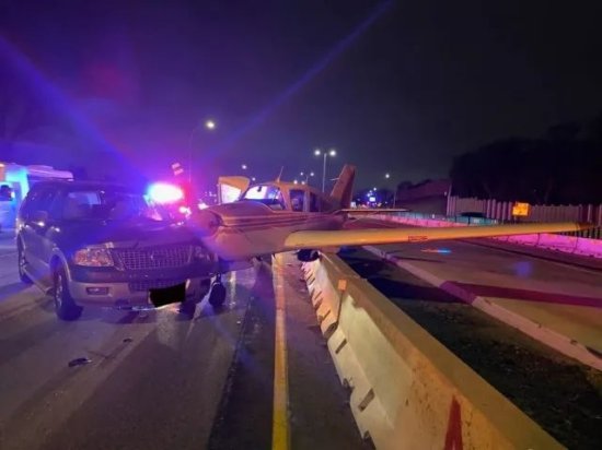<em>恐怖视频</em>！飞机迫降高速公路，与SUV猛烈相撞，女司机吓惨！