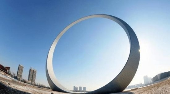 迪拜的相框建筑被夸赞，中国的圆环却被吐槽，网友：人家镀金了