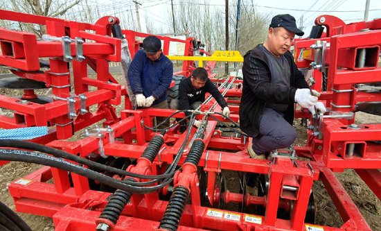 新疆察布查尔县：将投入2万余台（架）农业机械保春耕