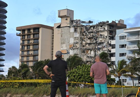 <em>拜登发言时</em>忘提迈阿密大楼坍塌事故，副总统哈里斯上前提醒