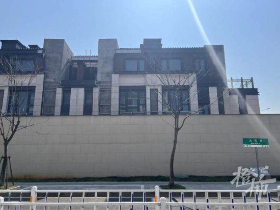 泰禾杭州院子的门楼、<em>围墙</em>、下沉式庭院均涉违建，被责令15天内...
