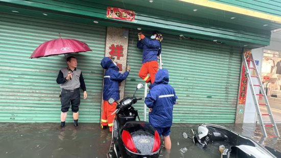 厦门：强降雨来袭 消防迅速转移11名被困群众