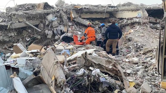 河北慈善联合基金会应急救援队在土耳其震区已<em>搜寻出</em>4名被困人员