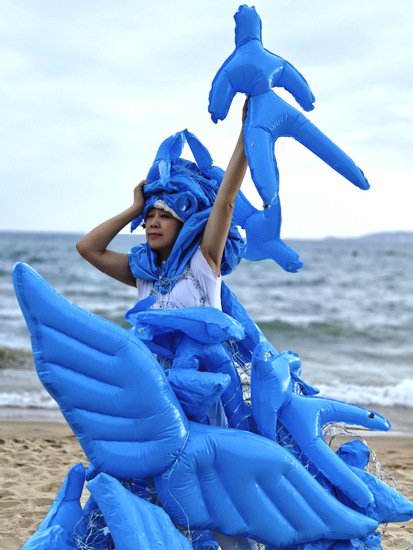 艺术家孔宁在三亚西岛展示<em>保护地球的</em>“小蓝人”