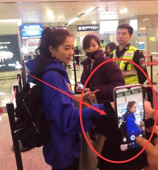 <em>关</em>晓彤机场被粉丝跟拍，看清原相机的她后，原来真实颜值长这样...