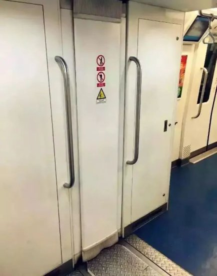 乘地铁<em>为什么不建议</em>站在车厢连接处