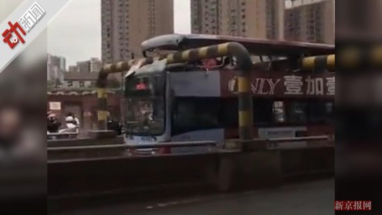 武汉一双层公交撞限高架致7伤1死 司机已被警方控制