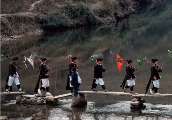 <em>法国</em>摄影师拍摄中国乡村30年前“秘照”首次流出，轰动世界！...