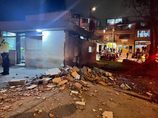 哥伦比亚一<em>警察执勤</em>站遭爆炸袭击 至少7人受伤