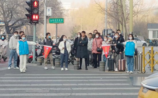 践行雷锋精神，80多名志愿者在<em>北京北站</em>开展活动