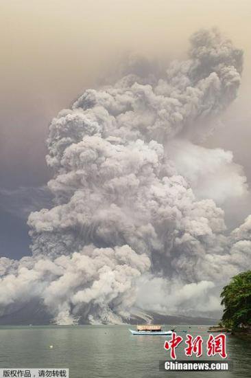 印尼鲁昂火山喷发 烟柱高约两万米