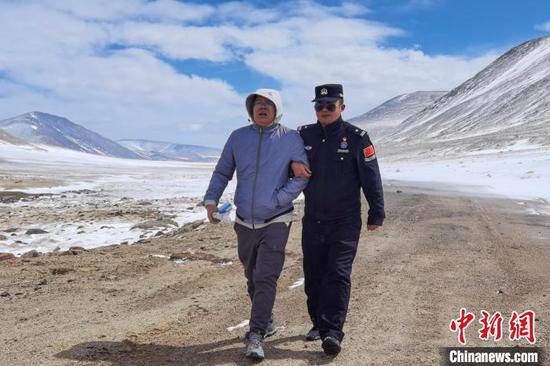西藏阿里移民管理警察救援误入<em>无人区</em>游客