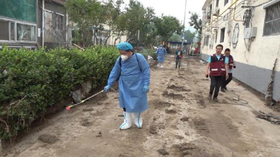 新华全媒+丨北京特大暴雨受灾地区卫生防疫现场直击