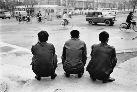 以幽默视角看时代巨变：《观复：安哥摄影作品收藏展》在广州...