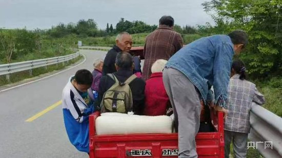 同村村民外出吃席 10人挤了一辆<em>电动三轮车</em>