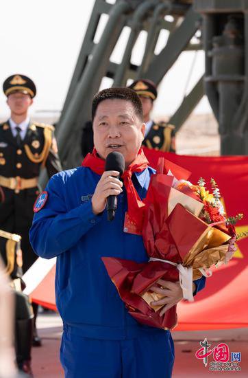 中国航天日 | “<em>我心中的</em>五星红旗”飘扬在东方红卫星发射场