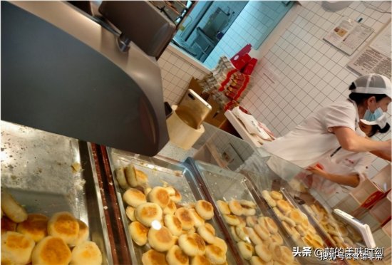 浙江<em>宁波</em>街头的馅饼店，12个人不停做也赶不上卖，1天收入...