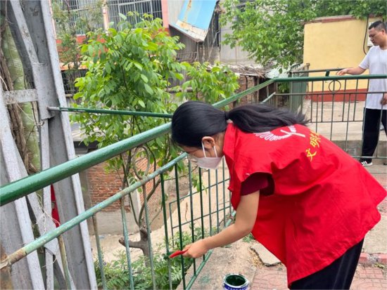 济南钢城区里辛街道：粉刷护杆换新颜 城市管理进社区