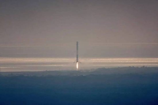SpaceX 完成了一次具有历史意义的一次发射？