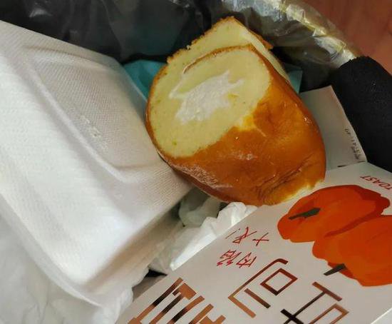 上海一<em>面包店</em>大量倒面包，引发热议，店家无奈：送人会惹上麻烦