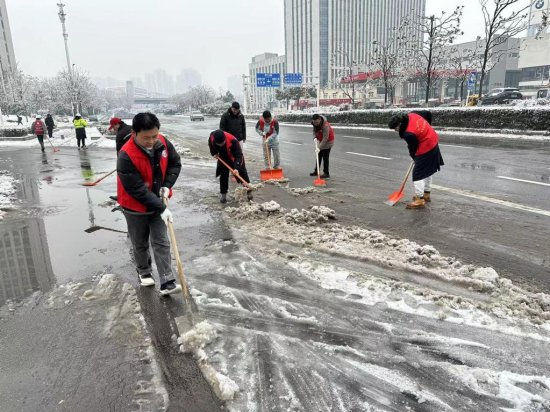 在汉职工志愿铲雪除冰助力居民安全出行