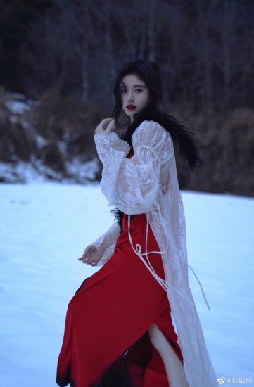 好美！鞠婧祎雪地红衣氛围感大片 发丝凌乱身姿摇曳