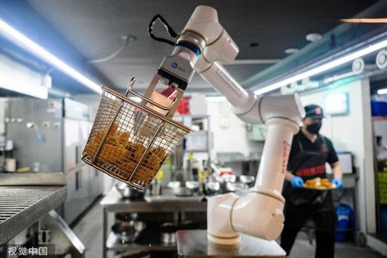 <em>1个</em>顶5个！韩国一炸鸡店引进机器人解决劳力问题，大受欢迎