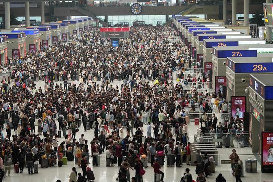 假期首日郑州铁路流量达85.1万人次