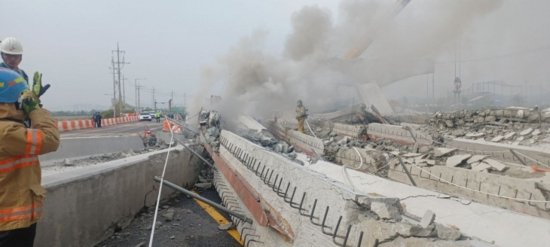 <em>韩国</em>京畿道一在建桥梁突然坍塌，造成7人受伤，事故原因在调查