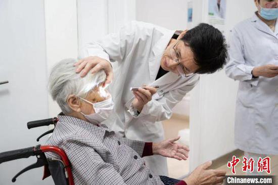 上海多学科专家携手成功完成高难度白内障手术 百岁老人重见光明