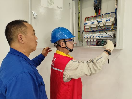 重庆电力员工入校园守护儿童“睛”彩世界