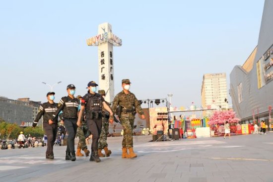 江苏扬州：国庆假期特警与武警坚守执勤一线 联合巡逻守护平安