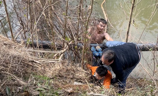 关键时刻<em>挺身而出</em> 钦州海警局执法员勇救落水儿童