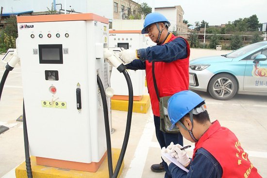 国网庆阳供电公司:充电桩巡检为绿色出行添动力