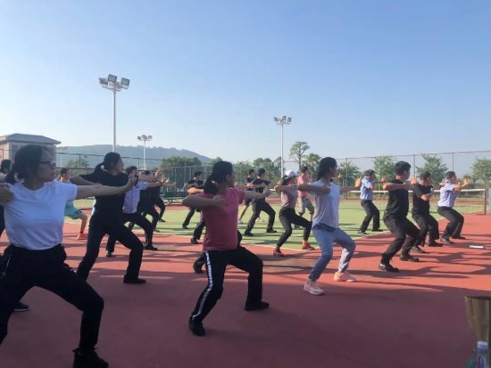 花都监狱工会成功举办“健康运动·阳光警风”健身气功八段锦比赛