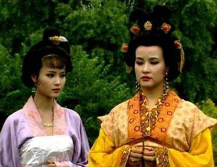 29岁走红，和陈道明陈宝国拍过多部经典大剧，女儿貌美也是演员