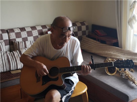 重庆77岁大叔的退休生活三门“必修课”<em> 自学乐器</em>，踢球，写作