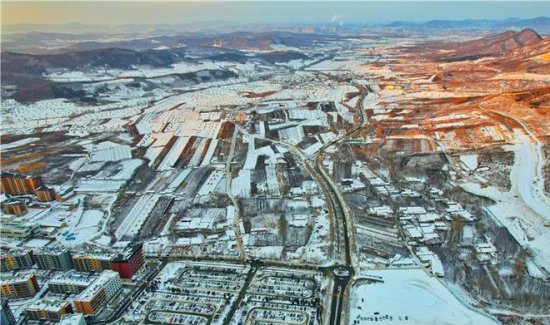 北纬43°上的黄金雪场，吉林市万科松花湖滑雪场，<em>冬季</em>滑雪的首选