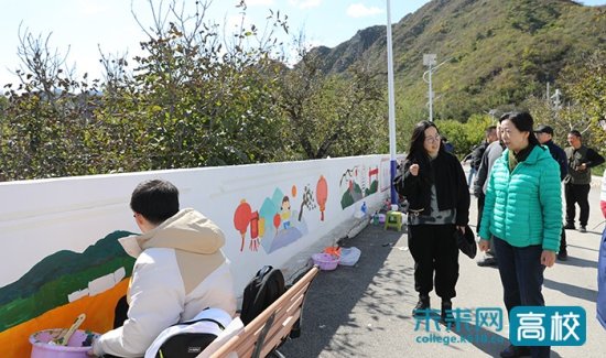 北京青年政治学院<em>信息传媒</em>艺术学院在红庙村开展文化墙绘活动