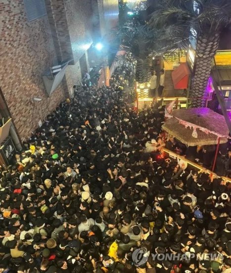 韩国踩踏事件为何发生？4米宽下坡、10万游客、名人现身酒吧…...