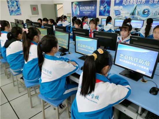 温江区实验学校师生共同学习网络安全知识