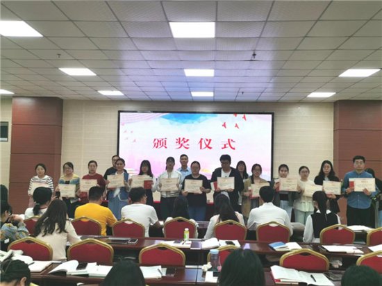 漯河市高级中学召开“毛毛雨”青年教师读书会