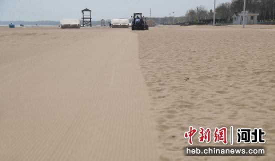 秦皇岛：沙滩清筛迎游客