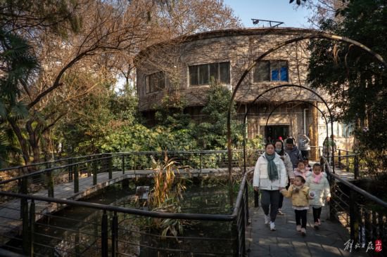 上海动物园意外"翻红" 复古格调成为"梦核公园"