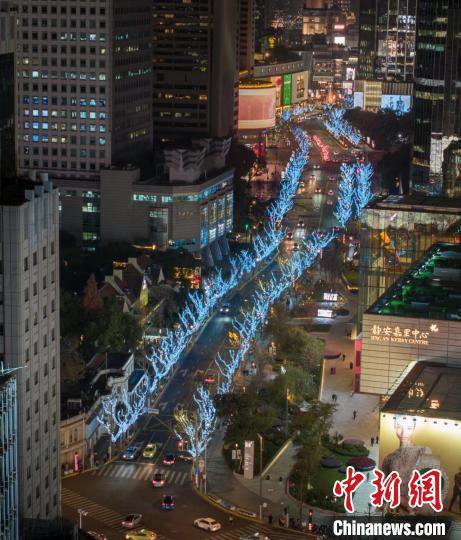 上海南京西路商圈点亮新年灯光开启丰富多彩的跨年迎新购物季